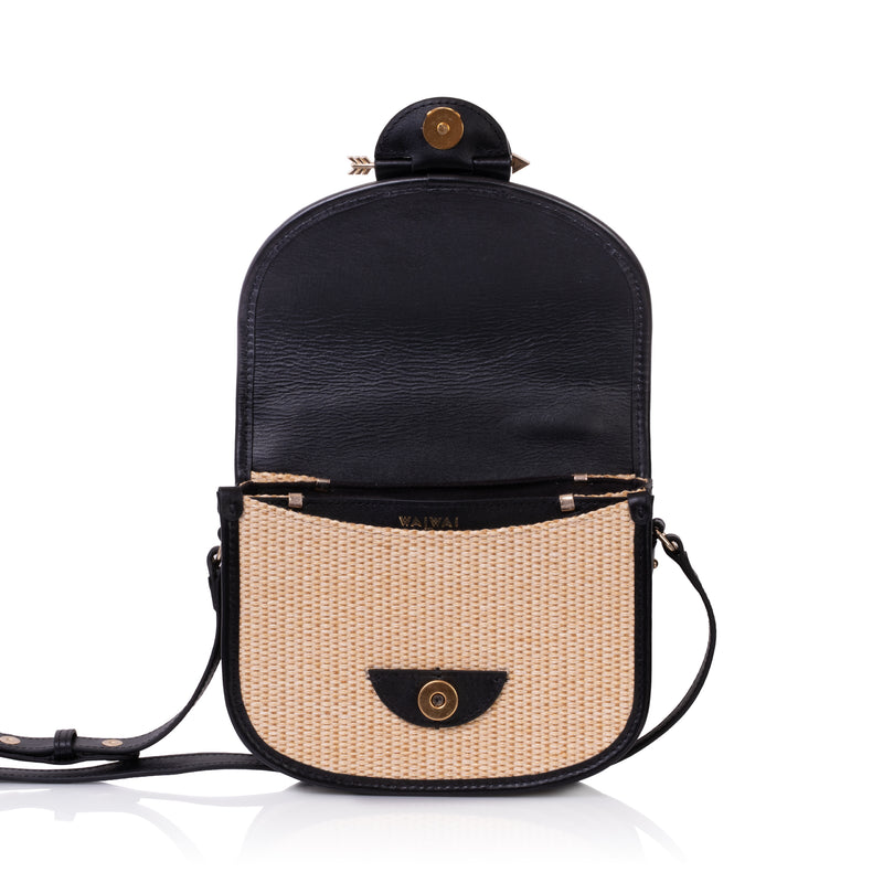 Bolsa Waiwai em rattan natural com detalhe dourado no fecho central e couro preto