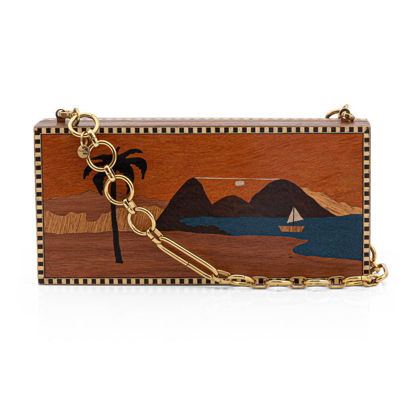 Alça em metal dourado com elos circulares e retangulares intercalados, removível, com fechos mosquetão para acoplagem em bolsas.