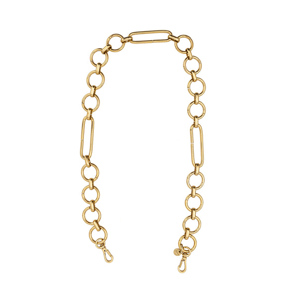 Alça removível em metal dourado, composta por elos circulares e retangulares intercalados. Possui fechos mosquetão em ambas as extremidades para acoplagem em bolsas.