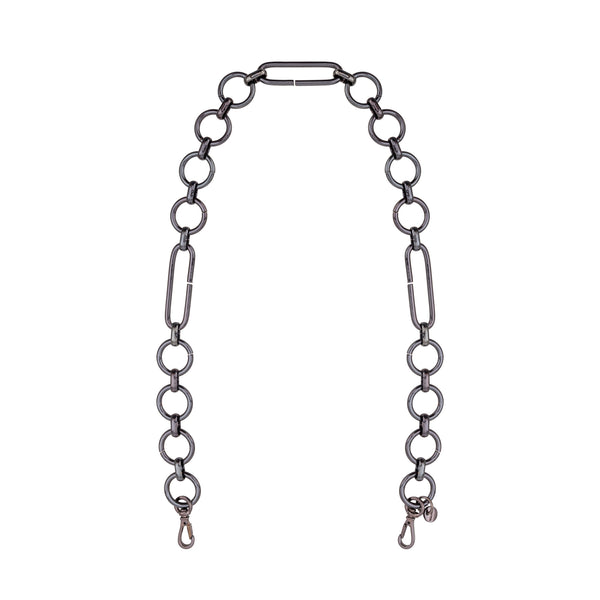 Alça removível em metal grafite, composta por elos circulares e retangulares intercalados. Possui fechos mosquetão em ambas as extremidades para fixação em bolsas.