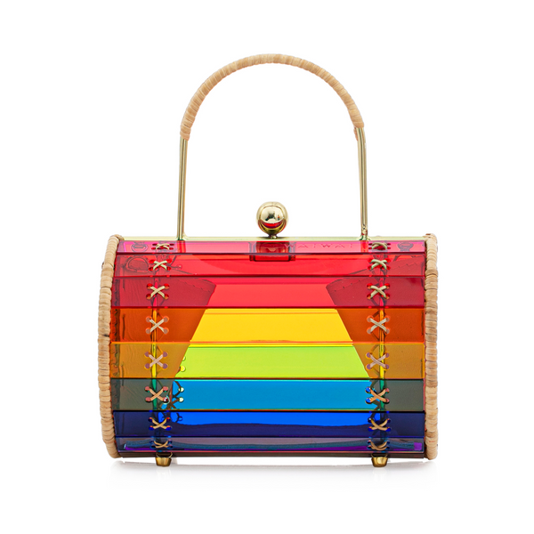 Bolsa estruturada colorida em acrílico arco-íris com laterais em rattan natural, fecho metálico dourado e alça rígida superior também em dourado. Design geométrico vibrante e acabamento artesanal.