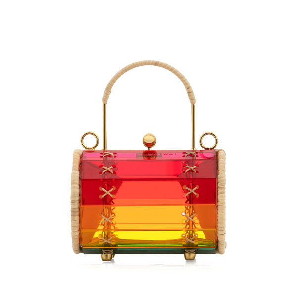 Bolsa estruturada em acrílico colorido em degradê arco-íris do vermelho ao verde, com laterais em palha trançada, fecho em esfera dourada e alça de mão rígida revestida em palha.