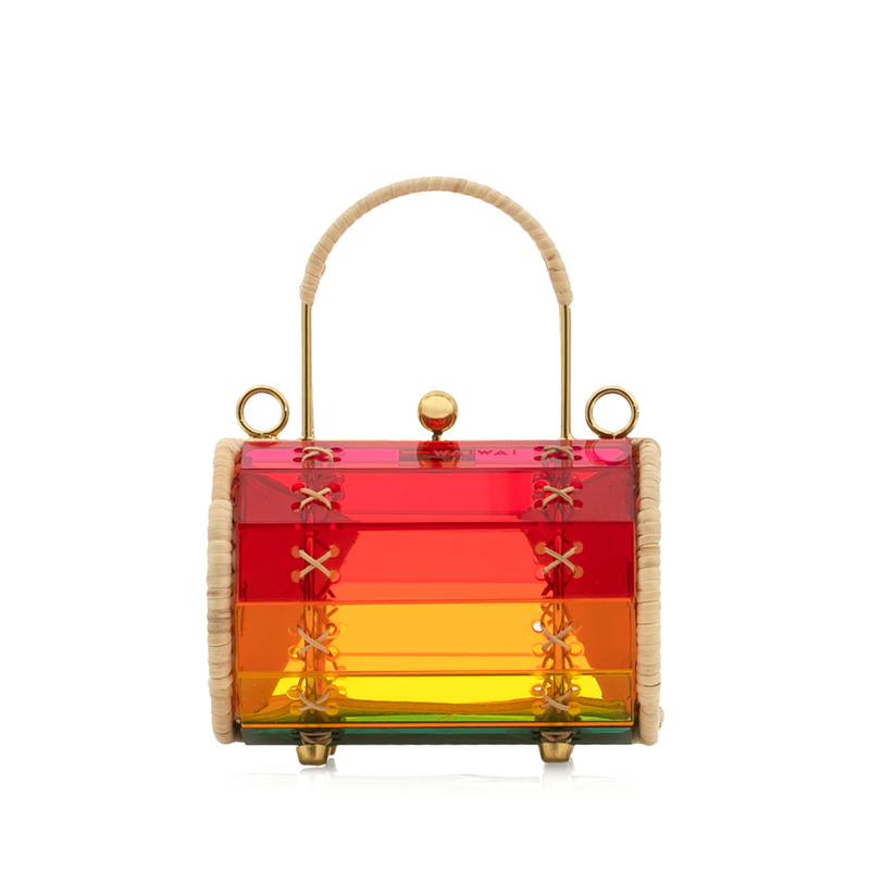 Bolsa estruturada em acrílico colorido em degradê arco-íris do vermelho ao verde, com laterais em palha trançada, fecho em esfera dourada e alça de mão rígida revestida em palha.