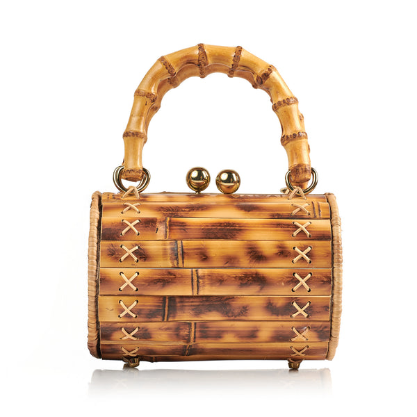Bolsa estruturada em bambu natural com alça arredondada também em bambu, fecho metálico duplo em dourado e costura lateral em detalhe cruzado.