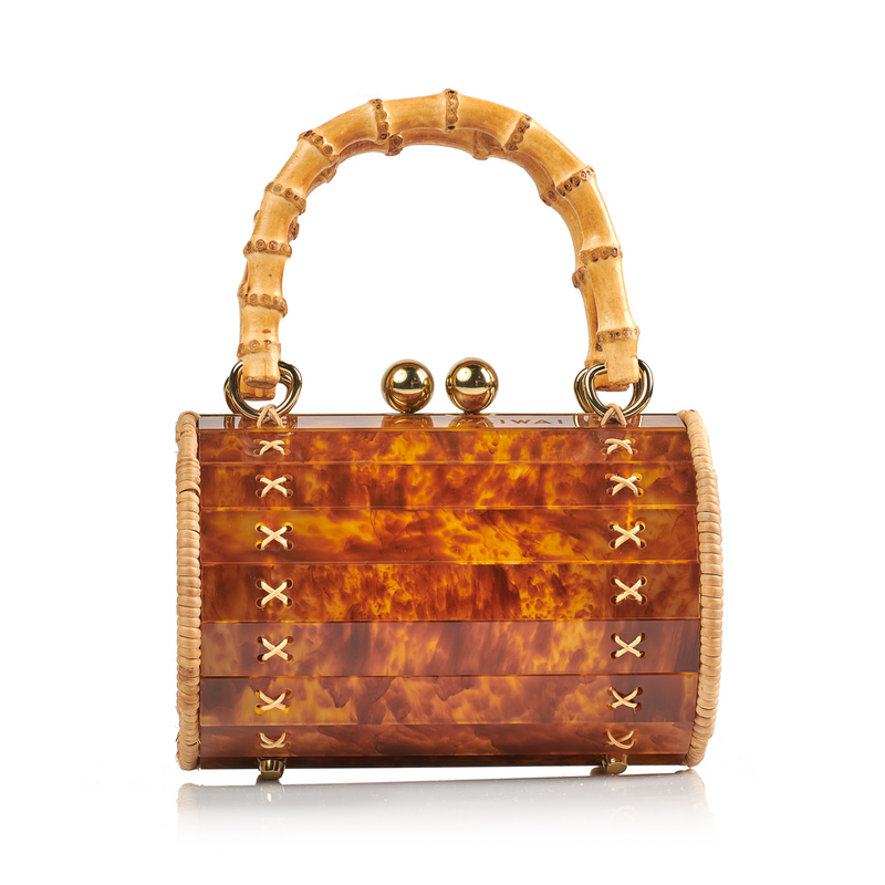 Bolsa box estruturada em acrílico marrom marmorizado com laterais em rattan, detalhe de costura em X dourado, alça rígida em bambu e fecho esférico metálico dourado.