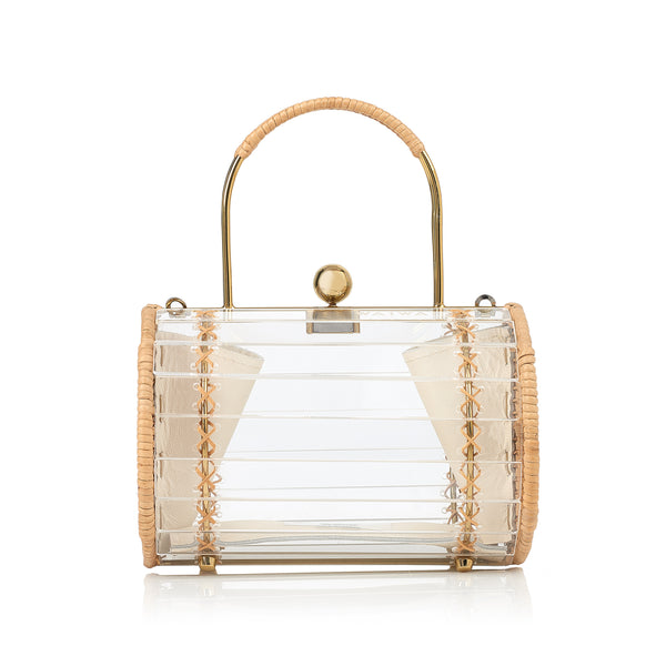 Bolsa box estruturada em acrílico transparente com laterais em rattan, detalhe de costura em X dourado, alça rígida metálica com revestimento em rattan e fecho esférico dourado.