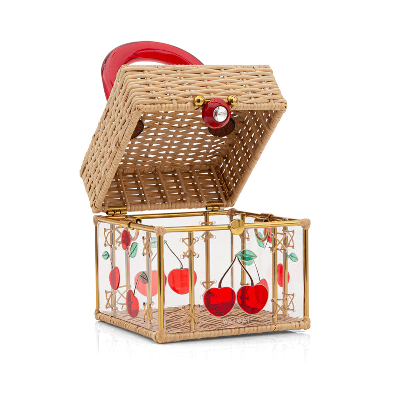 Bolsa box em palha natural com corpo transparente decorado com cerejas em acrílico vermelho. Possui alça estruturada em acrílico vermelho, fechamento frontal com detalhe redondo e ferragens douradas.