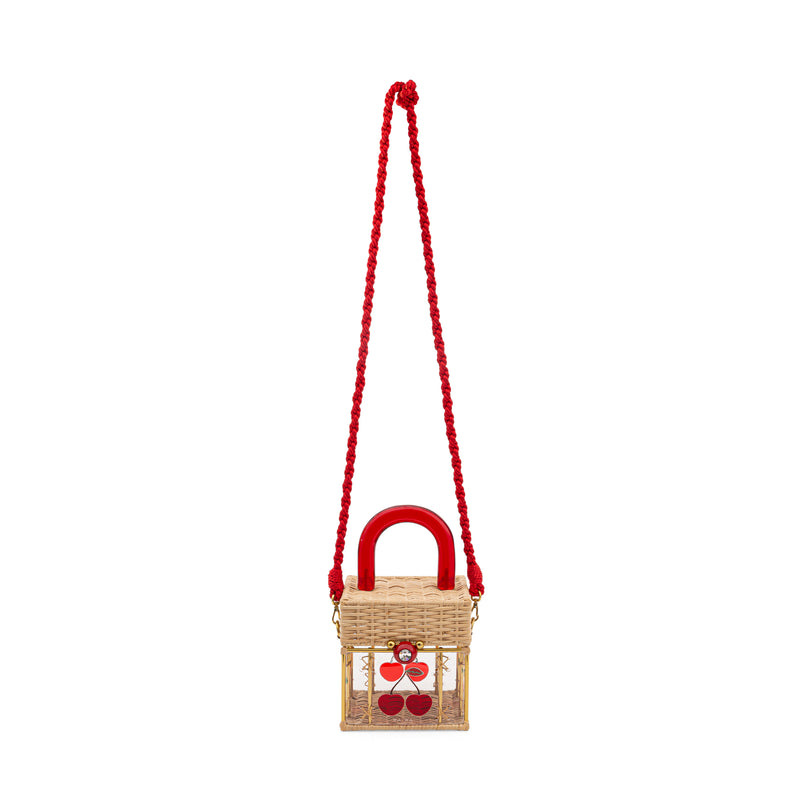 Bolsa box em palha natural com corpo transparente decorado com cerejas em acrílico vermelho. Possui alça estruturada em acrílico vermelho, fechamento frontal com detalhe redondo e ferragens douradas.