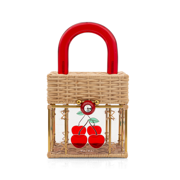 Bolsa box em palha natural com corpo transparente decorado com cerejas em acrílico vermelho. Possui alça estruturada em acrílico vermelho, fechamento frontal com detalhe redondo e ferragens douradas.