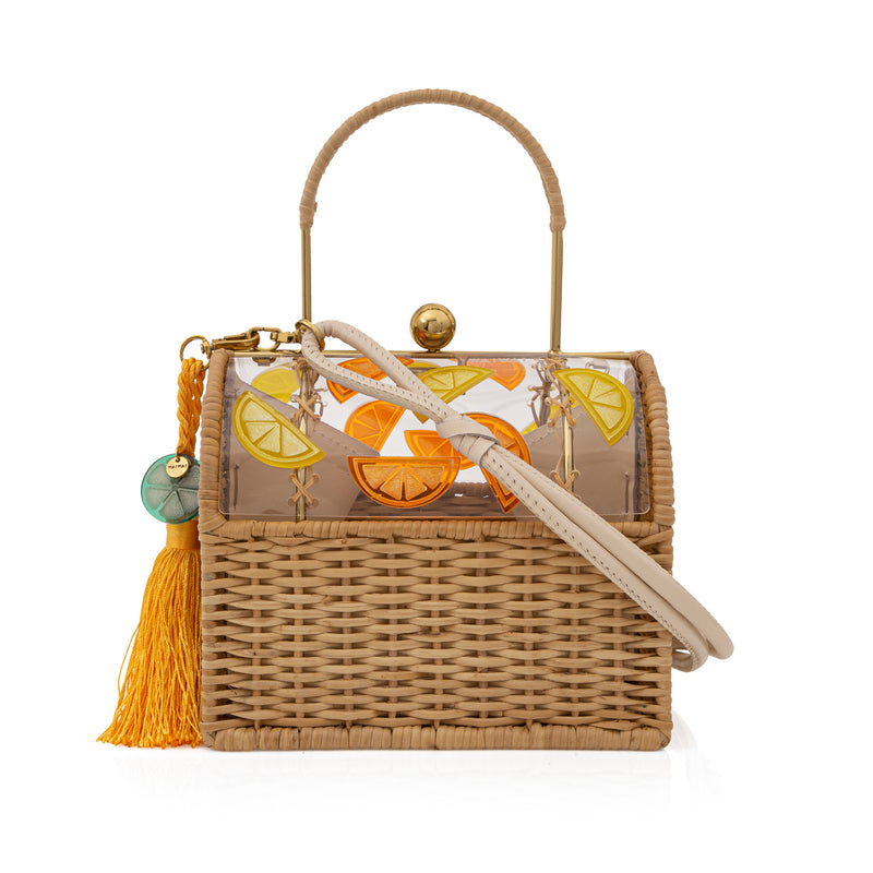 Bolsa box em palha natural com parte superior em acrílico transparente decorado com fatias de frutas cítricas em laranja, amarelo e verde. Possui alça estruturada, fecho dourado e tassel amarelo com detalhe em acrílico verde.