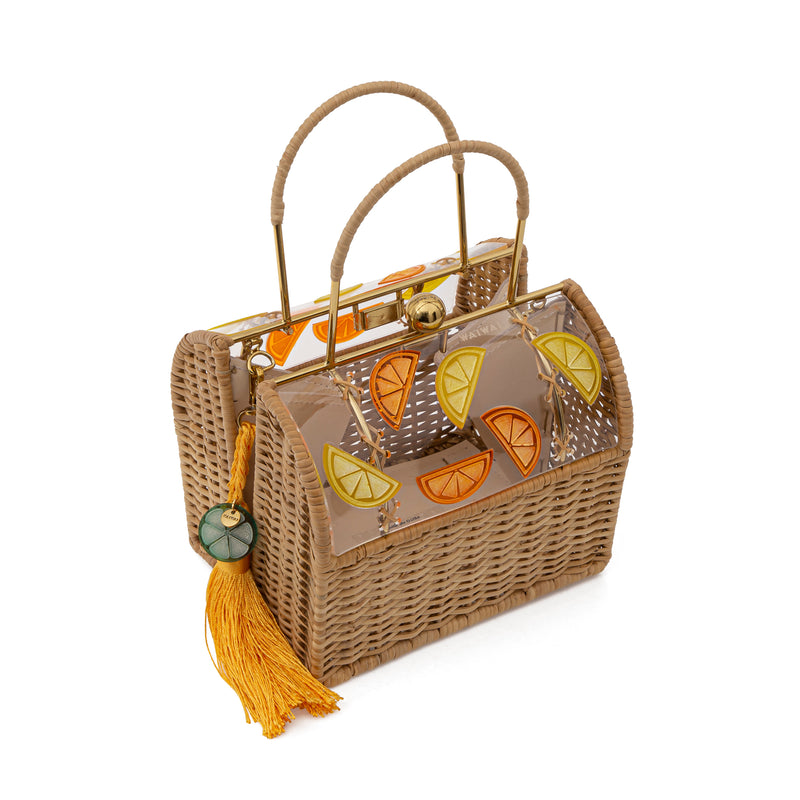 Bolsa box em palha natural com parte superior em acrílico transparente decorado com fatias de frutas cítricas em laranja, amarelo e verde. Possui alça estruturada, fecho dourado e tassel amarelo com detalhe em acrílico verde.
