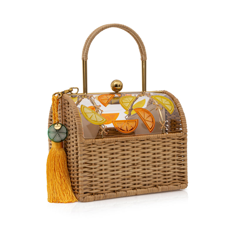 Bolsa box em palha natural com parte superior em acrílico transparente decorado com fatias de frutas cítricas em laranja, amarelo e verde. Possui alça estruturada, fecho dourado e tassel amarelo com detalhe em acrílico verde.