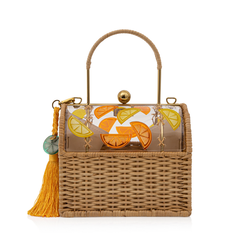 Bolsa box em palha natural com parte superior em acrílico transparente decorado com fatias de frutas cítricas em laranja, amarelo e verde. Possui alça estruturada, fecho dourado e tassel amarelo com detalhe em acrílico verde.