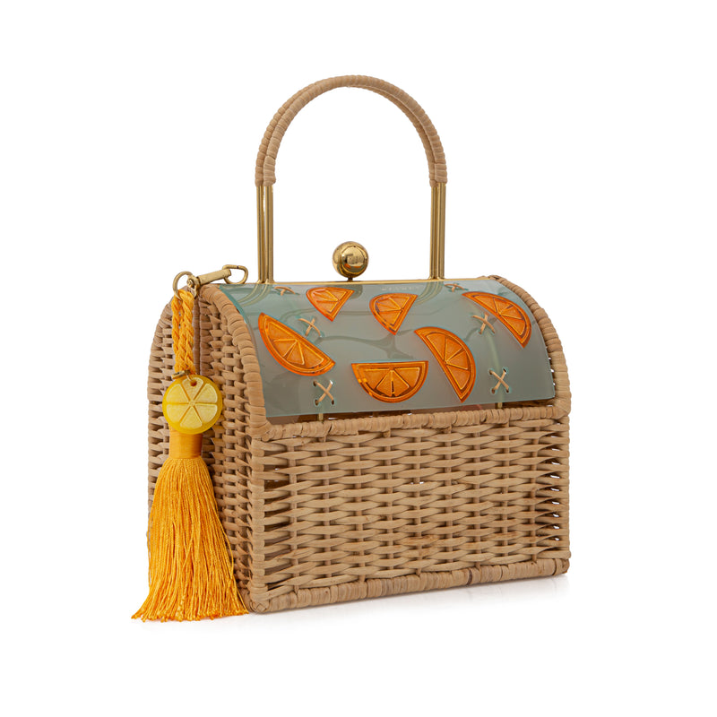 Bolsa box em palha natural com parte superior em acrílico fosco esverdeado, decorado com fatias de laranja em relevo. Possui alça estruturada, fecho dourado e tassel amarelo com detalhe em acrílico transparente.