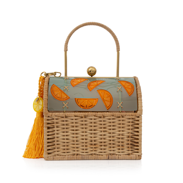 Bolsa box em palha natural com parte superior em acrílico fosco esverdeado, decorado com fatias de laranja em relevo. Possui alça estruturada, fecho dourado e tassel amarelo com detalhe em acrílico transparente.