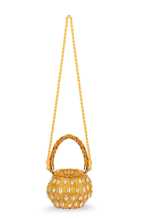 Bolsa bucket amarela bordada com miçangas coloridas em tons de laranja, amarelo e branco, alça estruturada com o mesmo bordado e aplicação de conchas em toda a superfície.