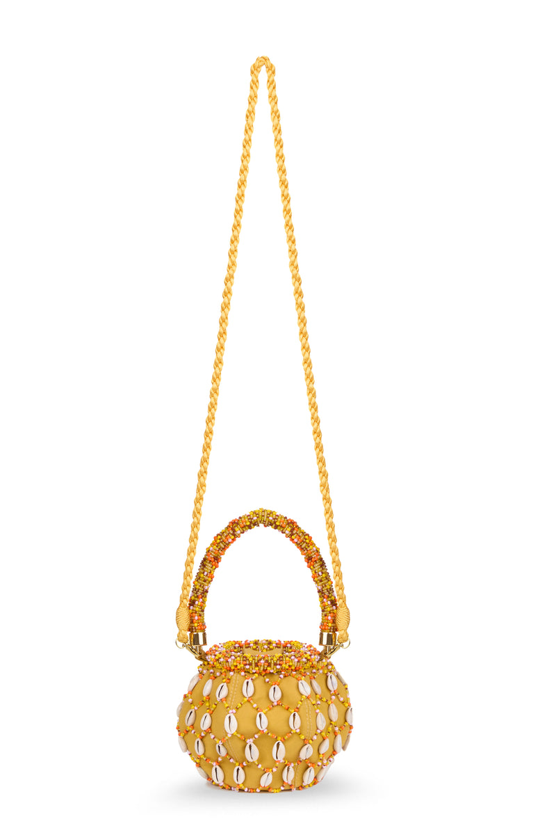 Bolsa bucket amarela bordada com miçangas coloridas em tons de laranja, amarelo e branco, alça estruturada com o mesmo bordado e aplicação de conchas em toda a superfície.