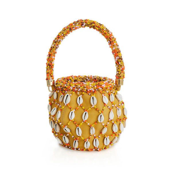 Bolsa bucket amarela bordada com miçangas coloridas em tons de laranja, amarelo e branco, alça estruturada com o mesmo bordado e aplicação de conchas em toda a superfície.