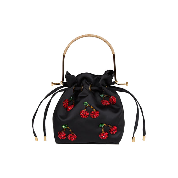 Bolsa bucket em seda preta com bordado de cerejas vermelhas em miçangas, folhas verdes, alça estruturada em metal dourado com detalhe em rattan e fechamento por cordão ajustável.
