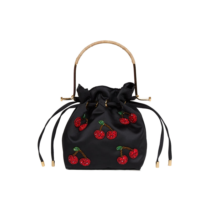 Bolsa bucket em seda preta com bordado de cerejas vermelhas em miçangas, folhas verdes, alça estruturada em metal dourado com detalhe em rattan e fechamento por cordão ajustável.