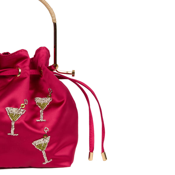 Bolsa artesanal bucket em seda rosa, com aplicações bordadas de taças decoradas com cristais, alça estruturada em metal e cordão ajustável.