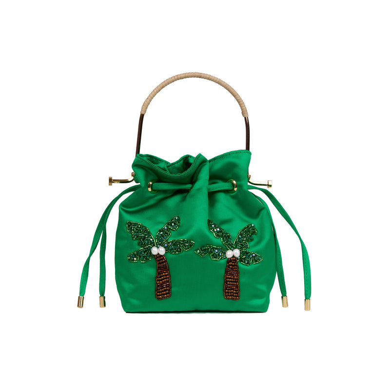 Bolsa bucket em seda verde vibrante com bordado de duas palmeiras feitas em miçangas verdes e marrons, adornadas com pérolas, alça estruturada em metal dourado com detalhe em rattan e fechamento por cordão ajustável.