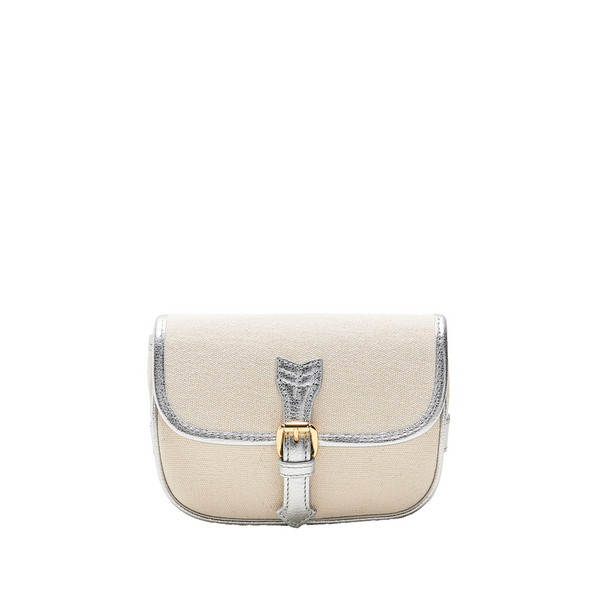 Bolsa de canvas cru com acabamento em couro metálico prata e fivela dourada, versátil para ser usada tanto como crossbody com alça longa quanto como pochete ajustada na cintura.