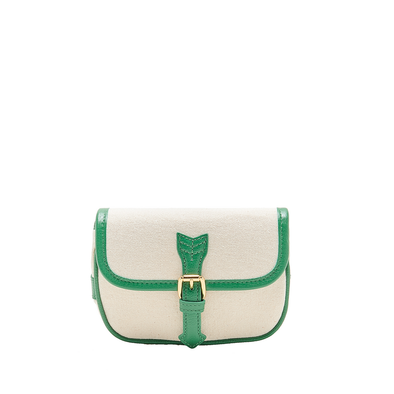 Bolsa de canvas cru com acabamento em couro verde e fivela dourada, versátil para ser usada tanto como crossbody com alça longa quanto como pochete ajustada na cintura.