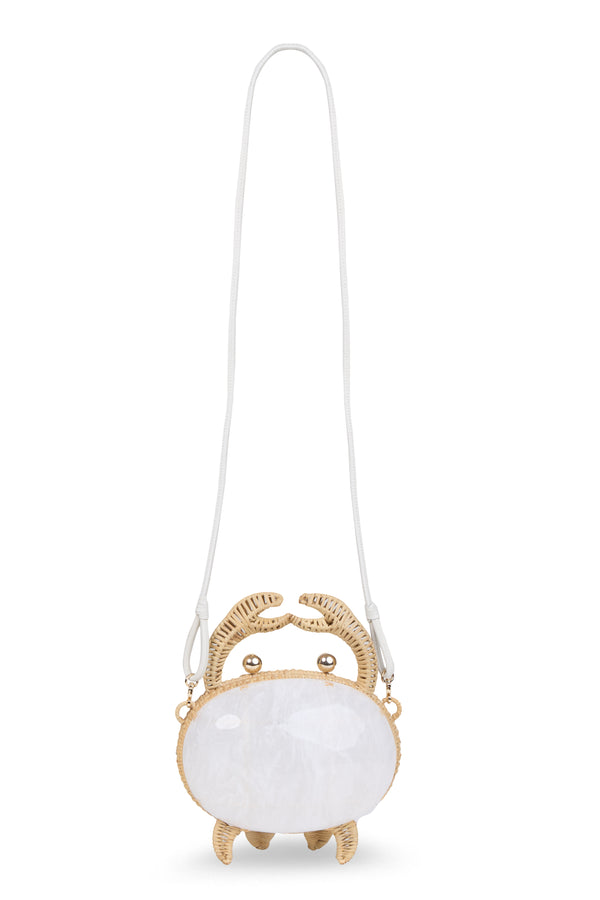 Bolsa em formato de caranguejo, corpo em acrílico branco com estrutura e detalhes em rattan natural, fecho metálico dourado no topo.