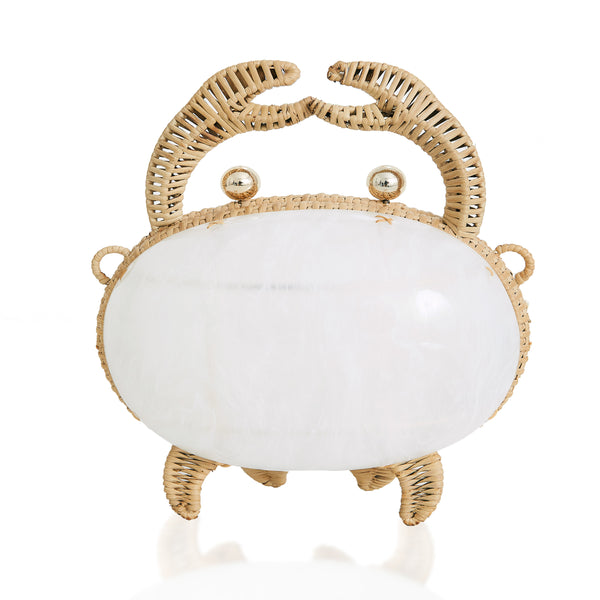 Bolsa em formato de caranguejo, corpo em acrílico branco com estrutura e detalhes em rattan natural, fecho metálico dourado no topo.