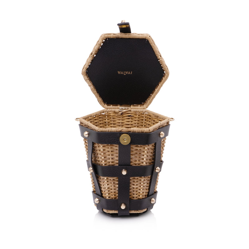 Bolsa cesto artesanal em rattan e couro preto.
