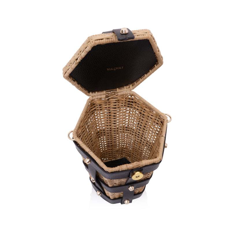 Bolsa cesto em fibra natural de rattan e couro preto.