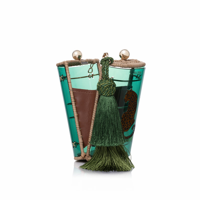 Bolsa clutch verde em acrílico com detalhe de franja longa em seda e estampa de onça no centro.