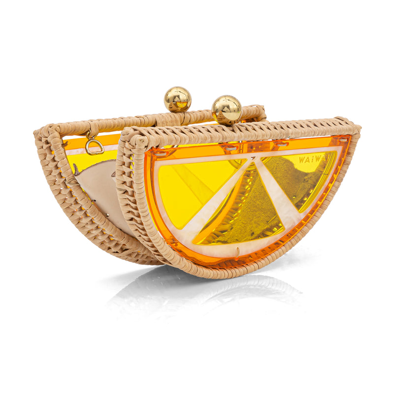 Bolsa clutch meia-lua em rattan e acrílico amarelo translúcido, design inspirado em laranja, com fecho metálico dourado.