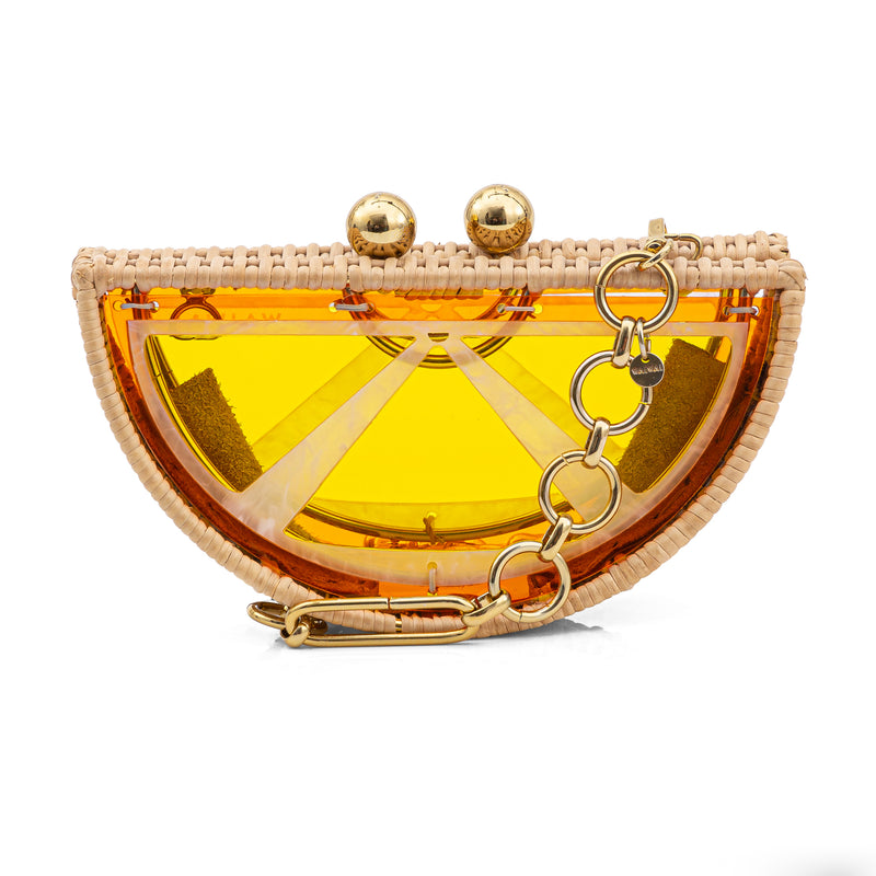 Clutch em formato meia-lua estruturada em rattan e acrílico amarelo translúcido, inspirada em laranja e finalizada com fecho dourado.