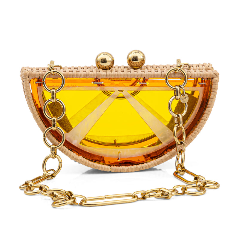 Bolsa clutch meia-lua inspirada em laranja, em rattan natural com acrílico amarelo translúcido e fecho metálico dourado.