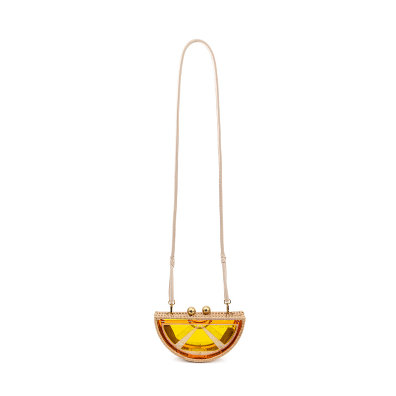 Bolsa clutch em formato de meia-lua pequena, inspirada em laranja, feita em rattan e acrílico amarelo translúcido com fecho metálico dourado.