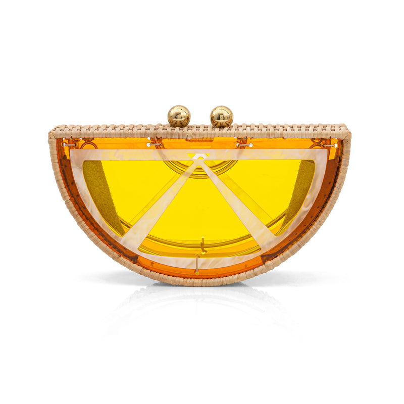 Bolsa clutch pequena meia-lua, inspirada em laranja, estruturada em rattan natural e acrílico translúcido amarelo com fecho dourado.