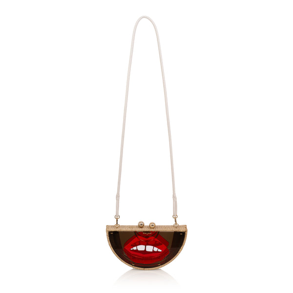 Clutch em formato meia-lua com estrutura em rattan e acrílico marrom translúcido, estampa frontal de boca vermelha estilizada com dentes à mostra e fecho metálico dourado no topo.