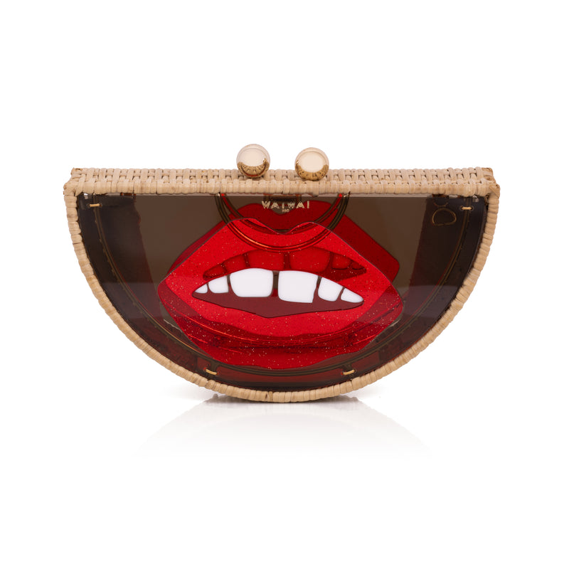 Clutch em formato meia-lua com estrutura em rattan e acrílico marrom translúcido, estampa frontal de boca vermelha estilizada com dentes à mostra e fecho metálico dourado no topo.