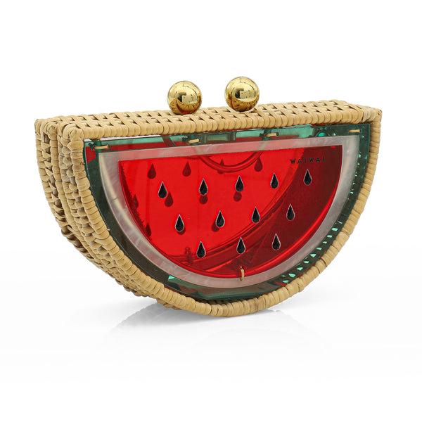 Bolsa clutch pequena meia-lua em rattan natural e acrílico vermelho, decorada com estampa de melancia e sementes pretas, com fecho metálico dourado.