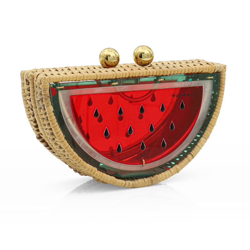 Clutch menor em formato meia-lua, com estrutura em rattan e acrílico vermelho translúcido, estampa divertida de melancia com sementes pretas e fecho metálico dourado no topo.