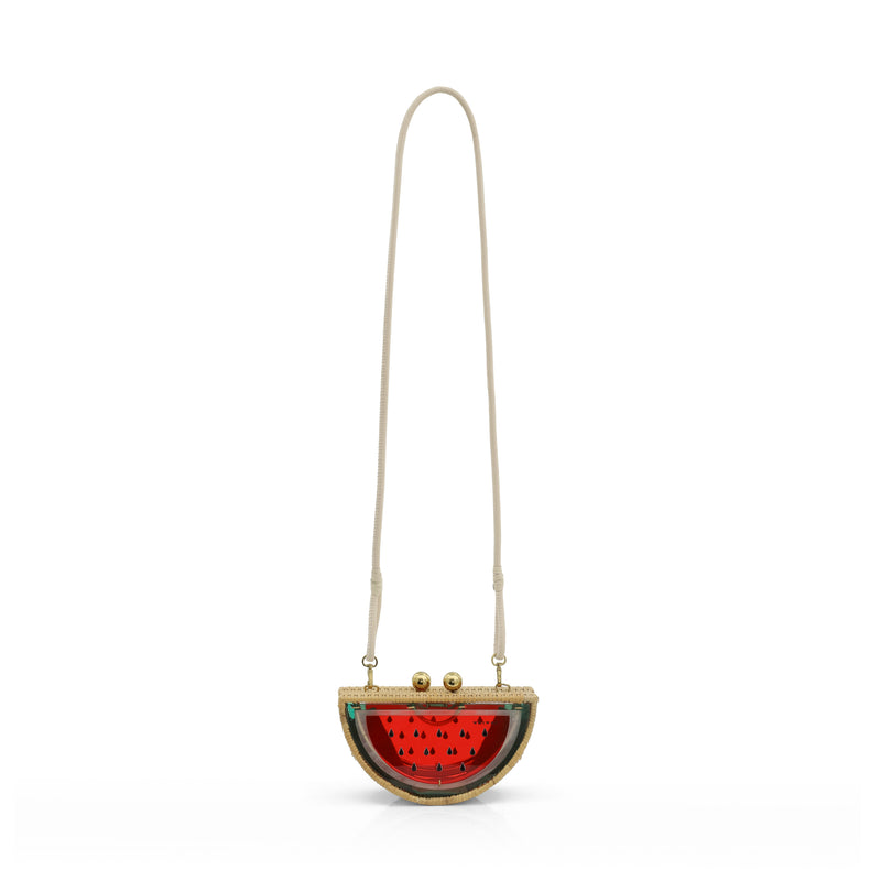 Clutch menor em formato meia-lua, com estrutura em rattan e acrílico vermelho translúcido, estampa divertida de melancia com sementes pretas e fecho metálico dourado no topo.