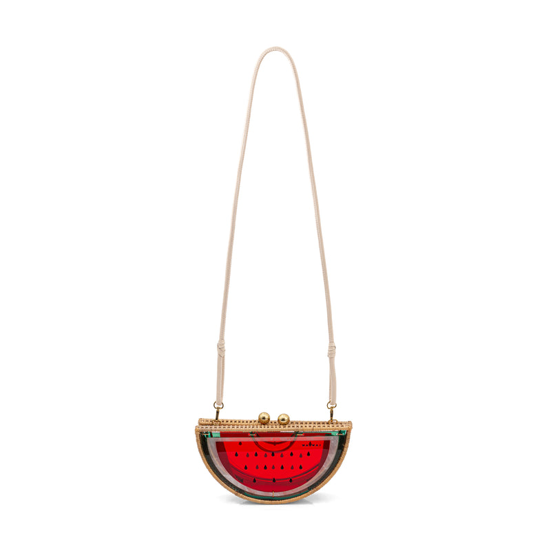 Bolsa clutch estruturada em formato de meia-melancia, combinando rattan e acrílico vermelho translúcido com acabamento verde, sementes pretas e fecho dourado.