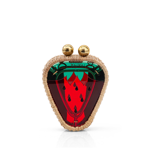 Bolsa clutch em formato de morango pequeno, estruturada em rattan e acrílico vermelho translúcido com detalhes verdes e fecho dourado.