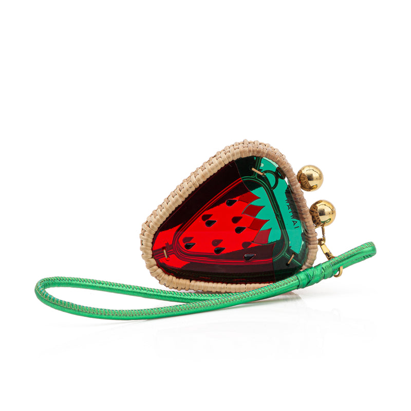 Clutch pequena em formato de morango, feita em rattan com acrílico vermelho translúcido, detalhes verdes e fecho metálico dourado.