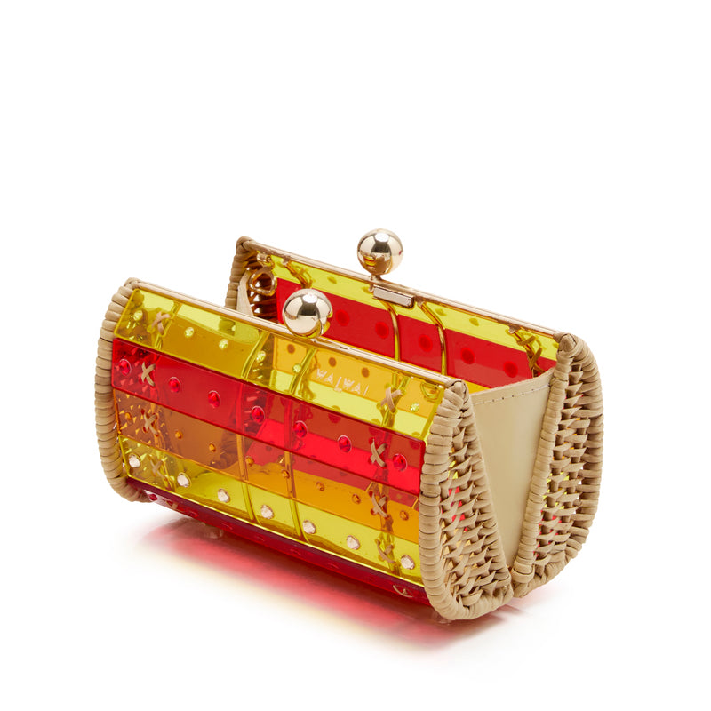 Clutch estruturada artesanal em rattan, corpo de acrílico translúcido listrado em tons vibrantes de vermelho e amarelo, aplicação de cristais e fecho dourado.