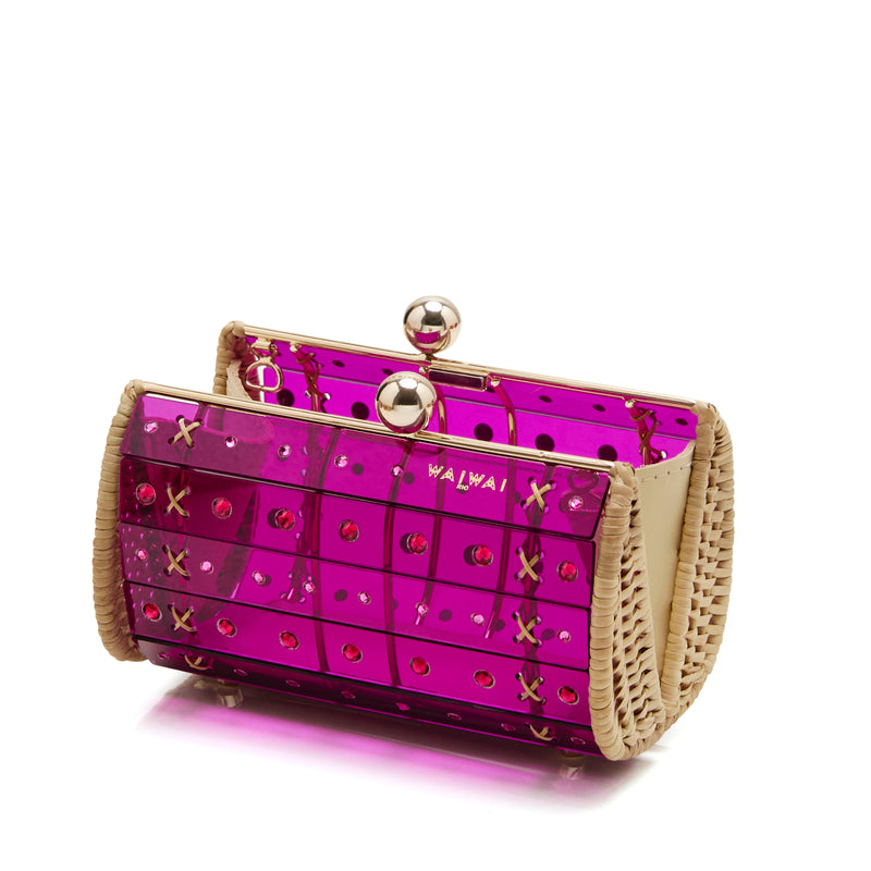 Clutch em rattan com corpo de acrílico roxo translúcido, aplicação de cristais redondos e fecho metálico dourado superior.