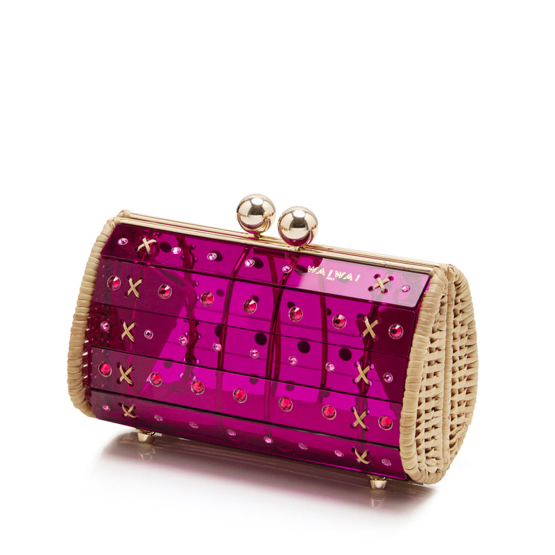 Clutch artesanal em rattan, corpo em acrílico roxo translúcido com cristais circulares e fecho dourado.