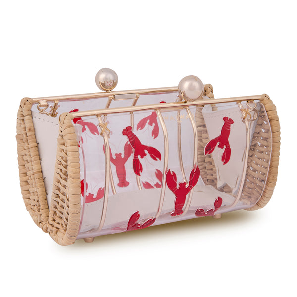 Bolsa clutch artesanal em rattan natural, corpo em acrílico transparente, decorada com lagostas vermelhas e fecho metálico dourado.